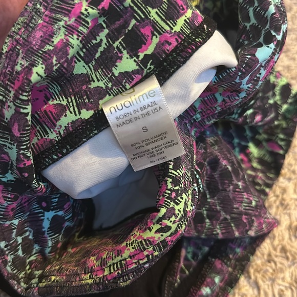 NUALIME
Print/back mesh Brazil design
Compression legging Size Small - Picture 6 of 9